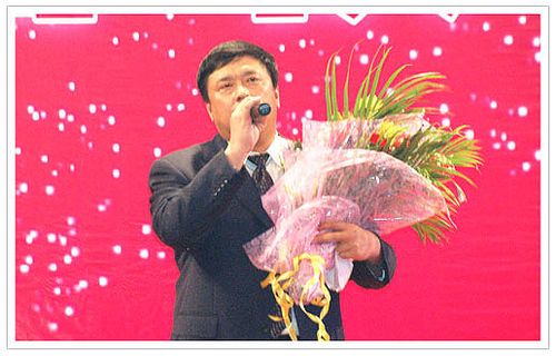 公司董事长,总经理陈宏毅在联谊会上倾情演唱