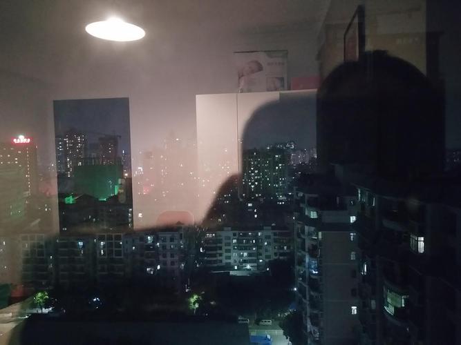 晚上无论是坐在床上还是窗台上,看窗外的夜色简直不要太美.