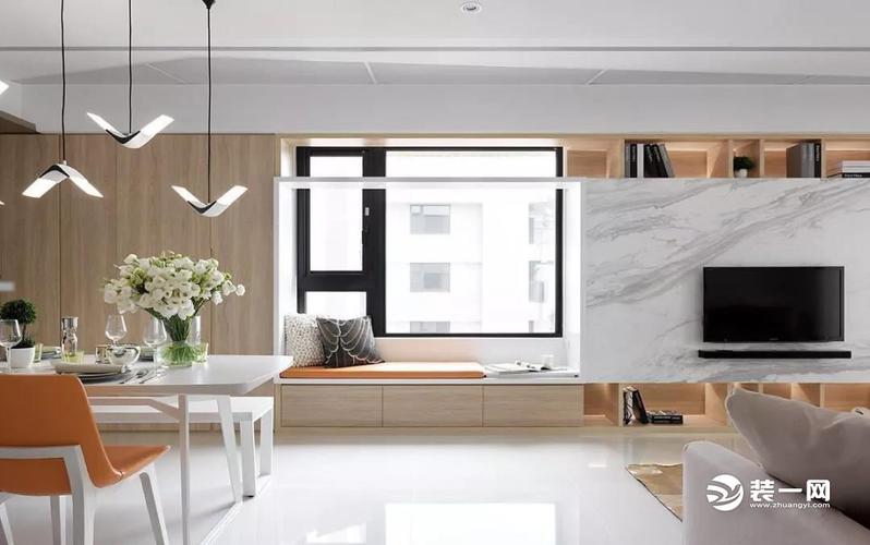 电视背景上有一个大窗户,把电视墙和飘窗做在了一起