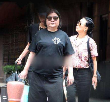 渐渐的,邱黎宽从一个场记一步一步做到了制片人的