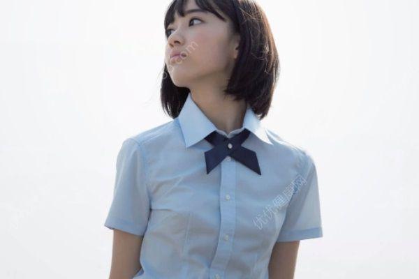 女生在青春期时,胸部开始逐渐发育,这时候是需要穿戴内衣的,并且要