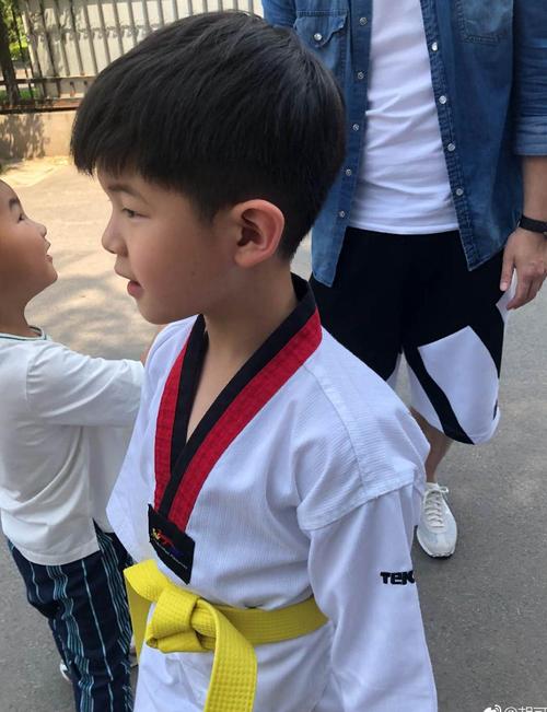 安吉帅气十足,小鱼儿裤子实力抢镜,兄弟两个有爱