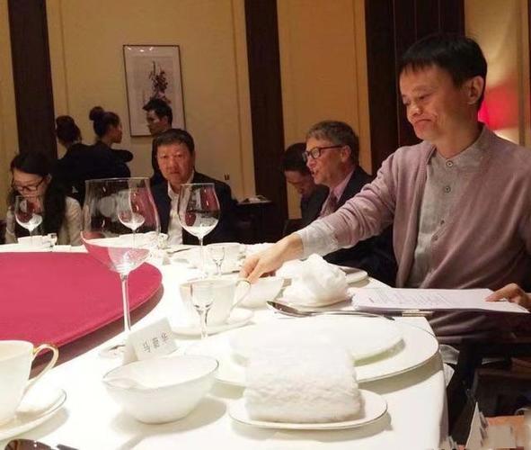 马云请比尔盖茨吃饭,一桌子家常,网友:就是吃咸菜也是