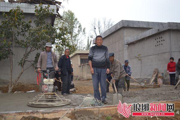 11月1日,临沂市平邑县白彦镇龙湾村干部群众在硬化村内大家小巷道路