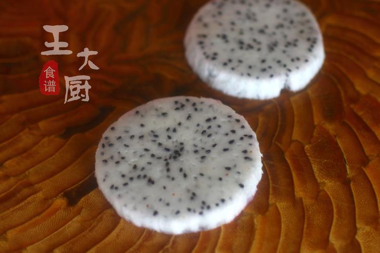 水果拼盘可以做成萌萌的小雪人,孩子看到喜欢的不得了,吃不够