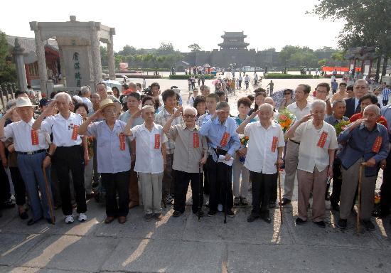 图文:9位七七事变亲历老兵敬礼