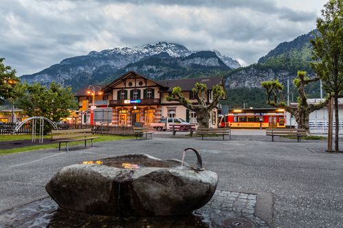 阿尔卑斯雪山下的瑞士小镇1