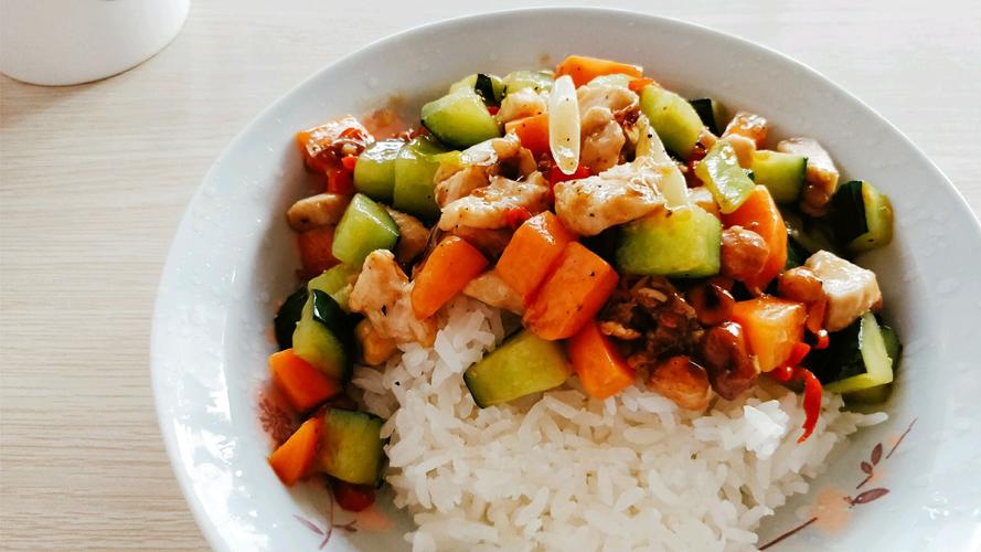 宫爆鸡丁盖饭