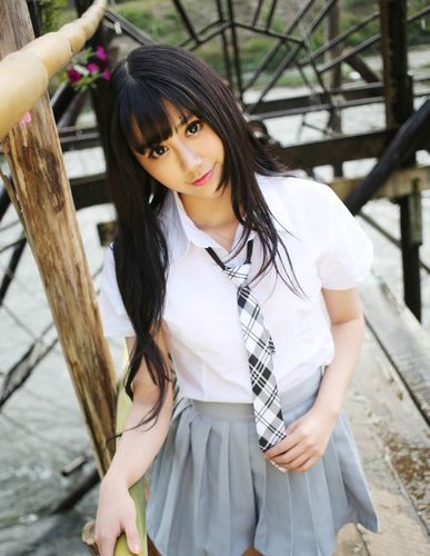 推荐:黑色长发学生装美女,温文尔雅,太漂亮了