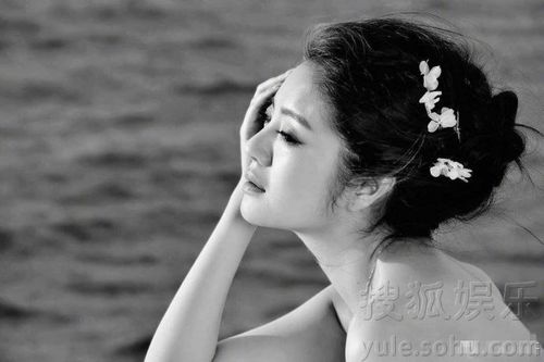 安以轩晒婚纱花絮照 性感白纱裙大秀美背 安以轩上演侧颜