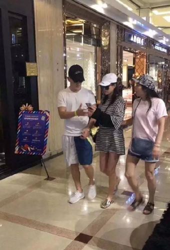 张馨予何捷广州买房后,如今为爱巢置办家具,张馨予衣服宽松