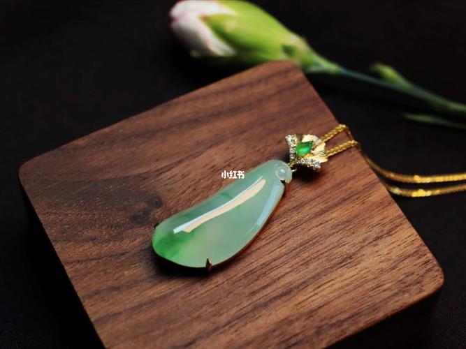 翡翠福瓜吊坠_吊坠_冰种_钻石_搭配_18k金镶嵌_翡翠_时尚_配饰