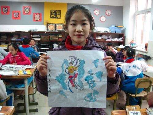 五年级2班同学画《飞天》与作品合影