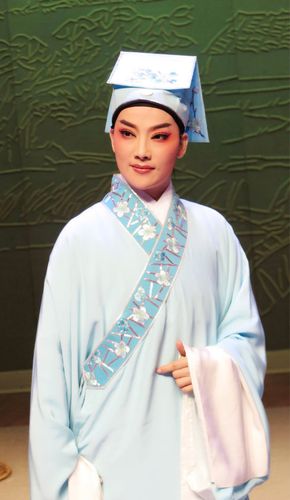 市芗剧团副团长郑娅玲,在其中饰演了一个小生的角色.