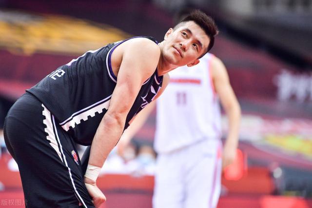 郭艾伦耍赖惹恼马布里:我44岁都能投篮,你凭啥不能投?