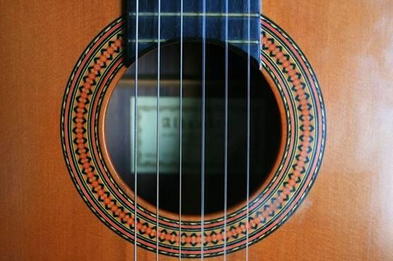 沃因克 2a 与 阿尔罕布拉 11p 那个比价好一点,需要吉他高手们的全