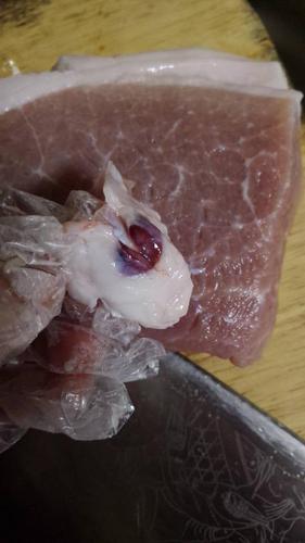 猪肉肥肉上的红色血块