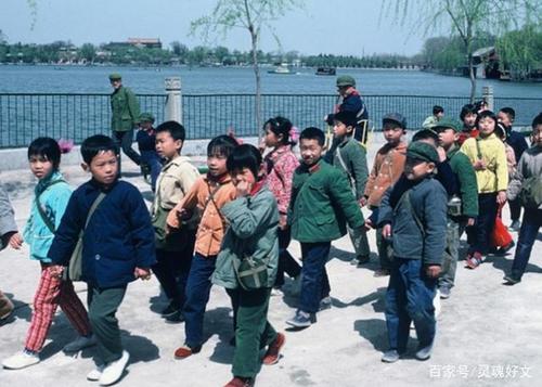 图中是当时排队上学的学生,如今他们也已经迈入中老年的行列了!