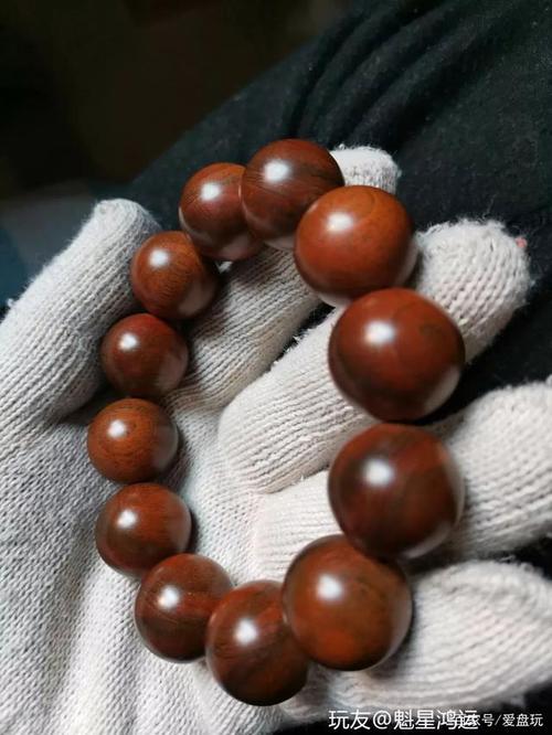 只要坚持盘玩,你的绿檀手串会从绿色变成棕红色,是不是很神奇?