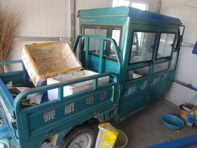 乘航牌封闭式三轮车1千出售里面有5个20电池冬天开暖和