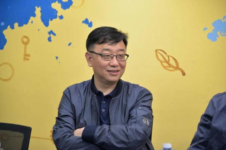 执行会长朋刘军执行会长产正平与会领导们认真聆听汇报,仔细阅读方案