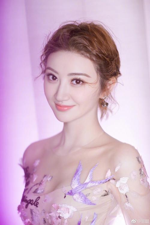 景甜才是吃可爱长大的女明星,自爆礼服里穿秋裤还自拍发微博?