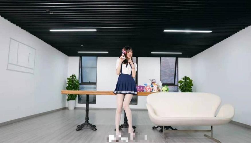 kpl灵儿穿超短裙室外跳舞,大长腿尤为吸睛,有些人却并