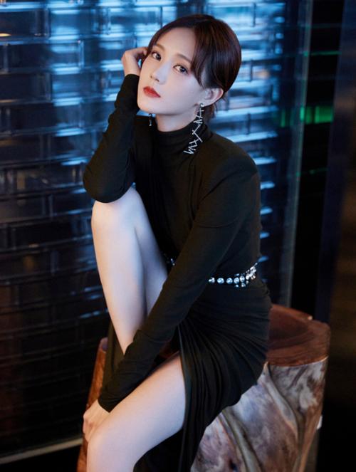 李一桐太敢了,穿高开叉裙还敢屈腿坐,男粉眼睛都看直了