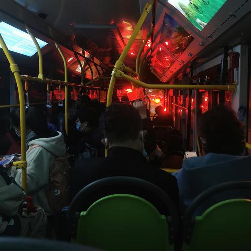 冬季晚高峰的公交车