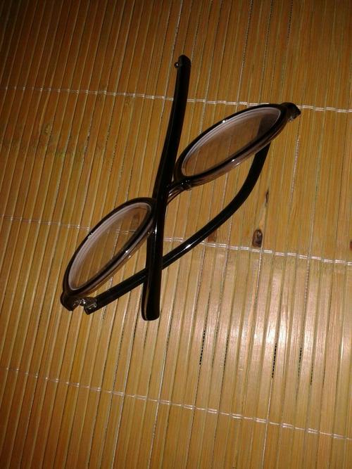 怎么办啊～眼镜腿断了,呜呜呜!是折叠合起来那里断了