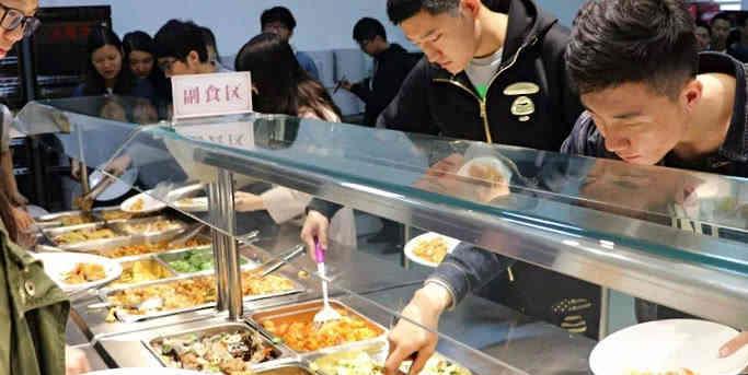 清华大学食堂vs哈佛大学食堂,你更喜欢哪个?网友的回复太实在