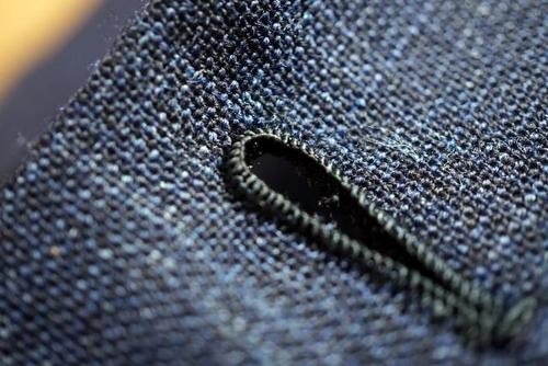 内衬,缝纫线,手工锁扣眼,手工插花眼,手工活袖口,以及取材天然的衣扣