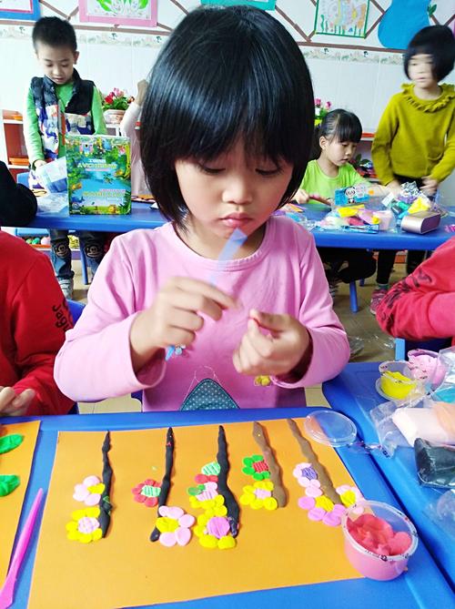 金苹果幼儿园大一班宝贝彩泥活动《春天里的树》