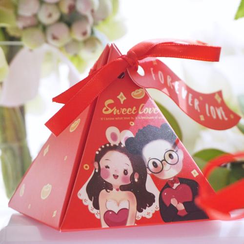 结婚的蘑菇 原创可爱卡通形象 红色结婚礼盒 三角喜糖盒回礼袋