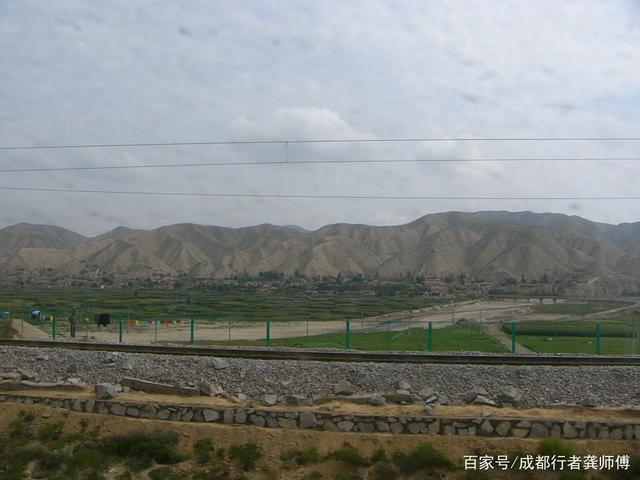 火车旅行:陇海铁路,甘肃定西站附近的景色
