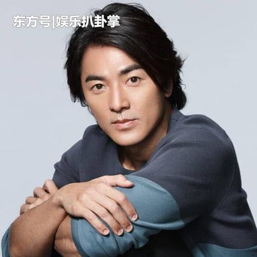 53岁郑伊健近照,长发飘飘帅气依旧,老婆年轻漂亮