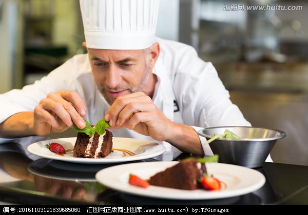 [正版商业] 一个集中的男性装饰甜品糕点厨师在厨房特写