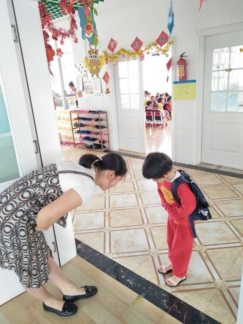 心怡小朋友每天早上很有礼貌主动跟老师鞠躬问好,是她最好行为习惯!