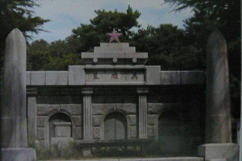 位于山东省栖霞市英灵山烈士陵园里的任长伦墓