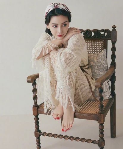 angelababy复古写真丝袜配大长腿网友气质太绝了