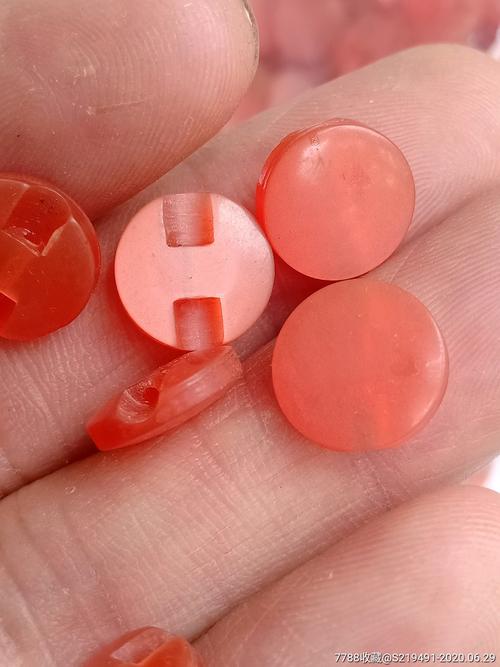 七八十年代有机玻璃纽扣