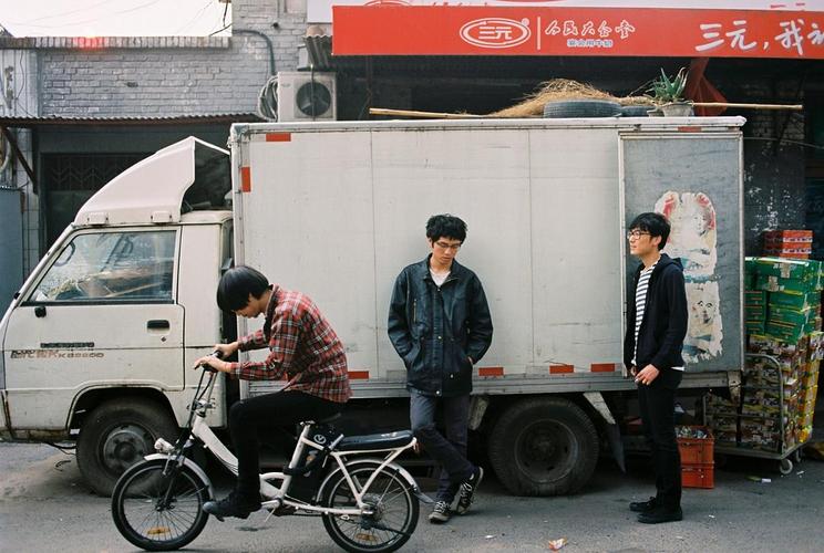 2010年,赵子健短暂加入时期的嘎调乐队宣传照.左起:子健,王旭,詹盼
