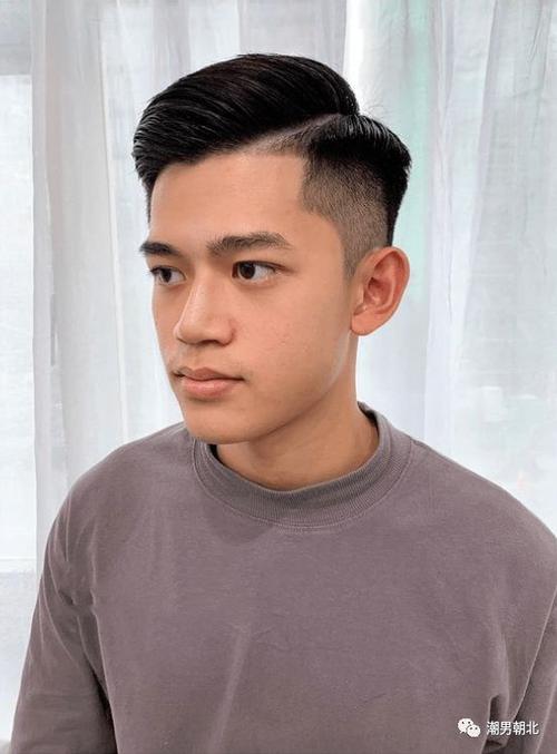 而三七分发型,也可以结合背头发型,打造出更加时尚的效果出来.