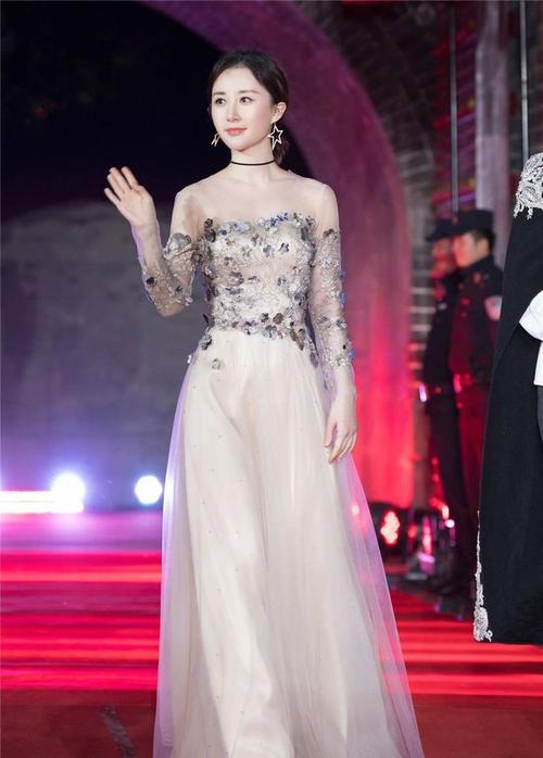 34岁舒畅大变模样,穿深v镂空裙出席活动,精致脸蛋太抢镜