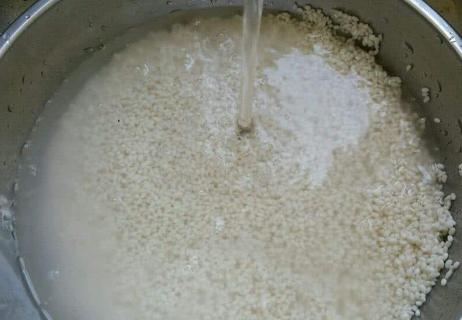 制作过程:第一步,糯米放在大碗中,淘洗干净后,提前放在水中,浸泡一