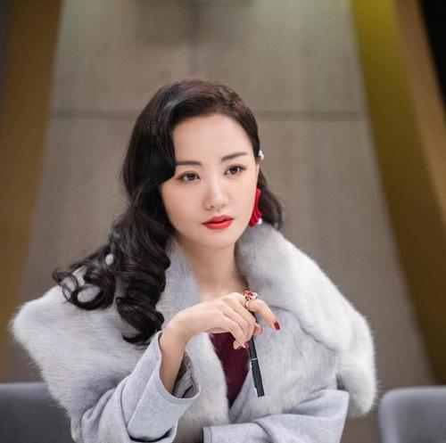 杨蓉新剧照曝光 复古大波浪配红唇风情万种