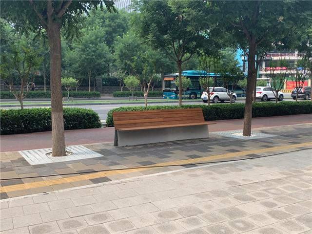 钢竹座椅亮相解放东路济南中央商务区新添街道家具