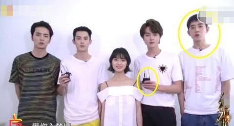 王鹤棣官鸿抢着为沈月举麦,谁注意到旁边梁靖康的表情