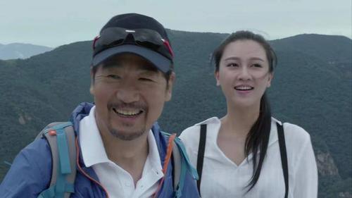 知道张国立喜欢爬山就一起爬山,欲擒故纵,最后爬着爬着山俩人终于勾搭