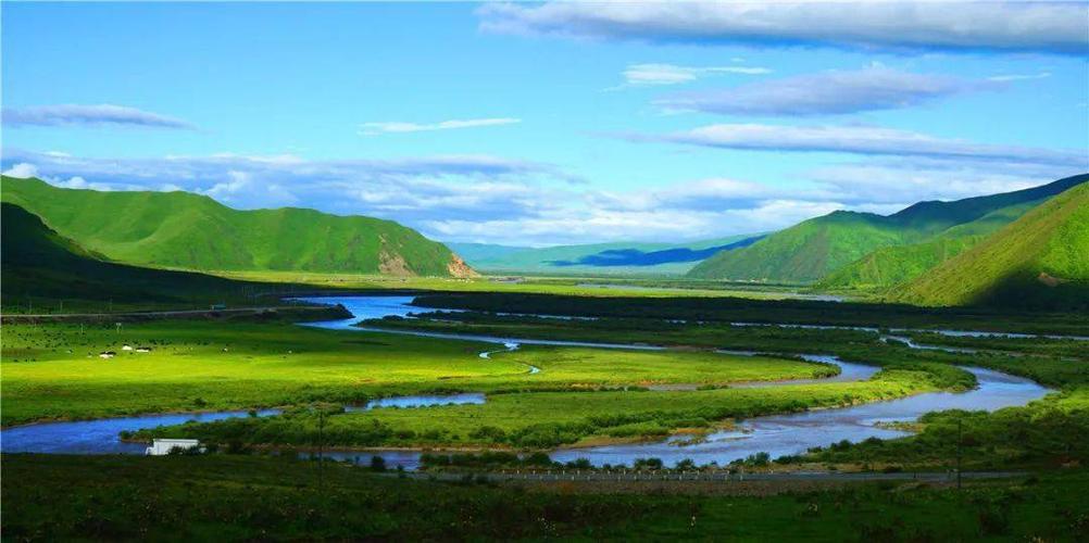 《玛曲黄河第一弯》《沐浴霞光》《湿地风光》《夕阳暮归》《草原小伙